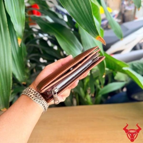 Ví đứng nam VDB55 màu nâu chất liệu da bò đẹp và bền đẹp.