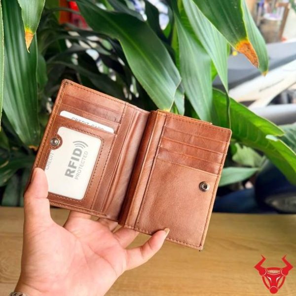 Ví đứng nam VDB55 màu nâu da bò thật với độ bền cao và tiện dụng.