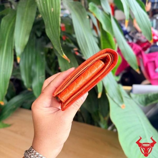 Ví ngắn nam da cá sấu màu cam phong cách thời trang cao cấp.