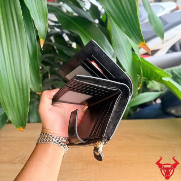Ví nữ dáng ngắn VDB53 màu đen thiết kế tinh tế và dễ sử dụng.