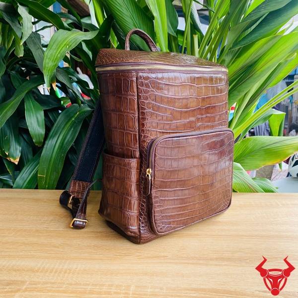 Balo Da Cá Sấu Bụng DLAA8 Màu Nâu Đất Chính Hãng Balo da bụng cá sấu DLAA8 màu nâu đất dành cho doanh nhân.