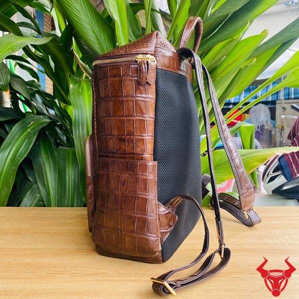 Balo Du Lịch Da Cá Sấu DLAA8 Dành Cho Doanh Nhân Balo du lịch da bụng cá sấu DLAA8 màu nâu đất cao cấp và bền bỉ.