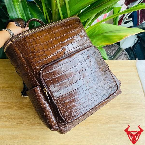 Balo Da Cá Sấu Bụng DLAA8 Khẳng Định Địa Vị Balo du lịch da cá sấu DLAA8 màu nâu đất phong cách lịch lãm.