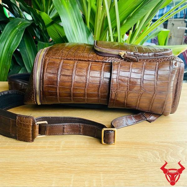 Balo Du Lịch Da Cá Sấu Màu Nâu Đất Rộng Rãi Balo da bụng cá sấu DLAA8 màu nâu đất hoàn thiện tinh xảo.