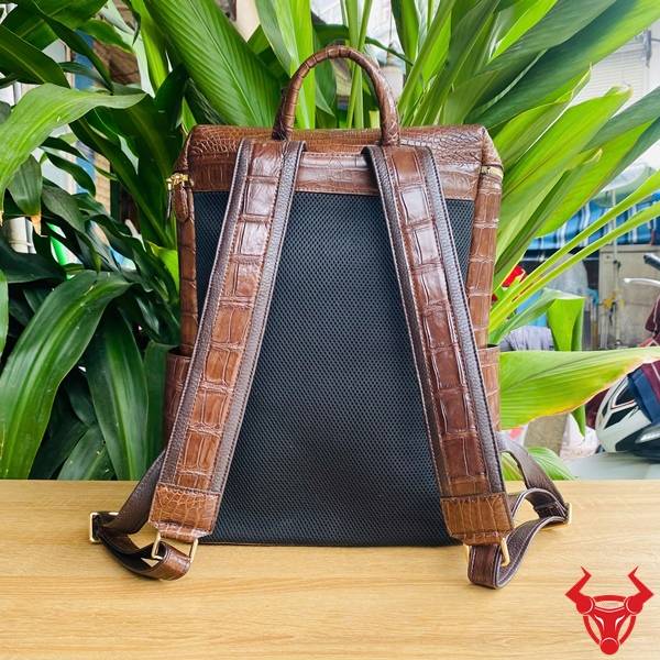 Balo Da Bụng Cá Sấu DLAA8 Màu Nâu Đất Cao Cấp Balo du lịch da bụng cá sấu DLAA8 màu nâu đất ngăn chứa lớn.