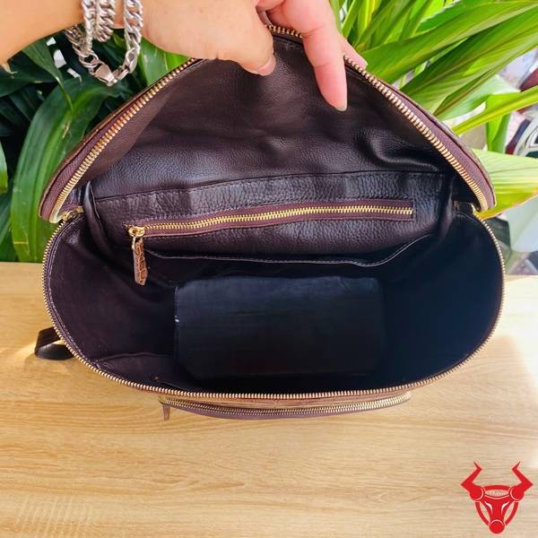 Balo Du Lịch Da Cá Sấu Bụng DLAA8 Màu Nâu Đất Đẳng Cấp Balo da bụng cá sấu DLAA8 màu nâu đất dành cho doanh nhân.