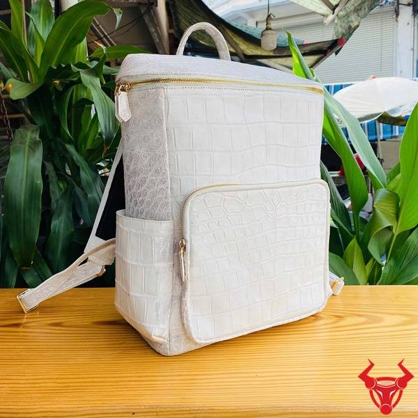 Balo du lịch da cá sấu DLAA8 màu bạch tạng phong cách khác biệt.