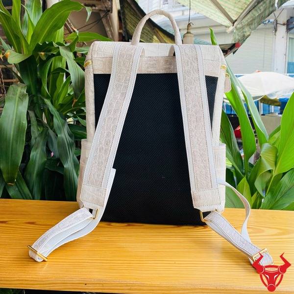 Balo du lịch da bụng cá sấu DLAA8 màu bạch tạng dành cho phong cách đẳng cấp.