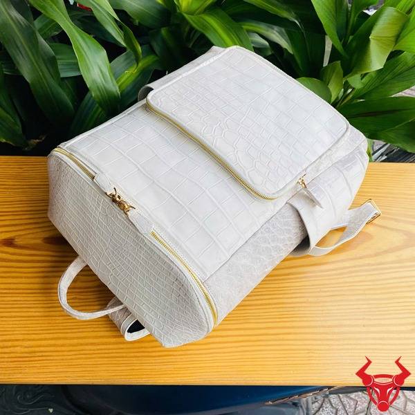Balo da bụng cá sấu DLAA8 màu bạch tạng dành cho doanh nhân.