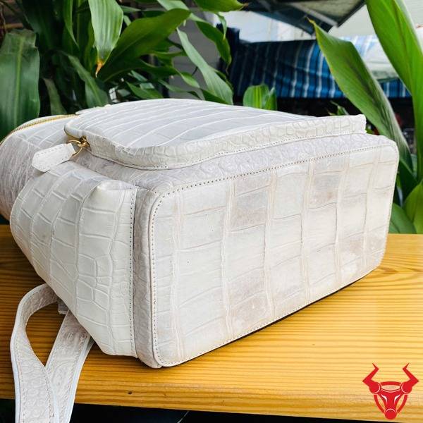 Balo du lịch da cá sấu DLAA8 màu bạch tạng nhiều ngăn tiện lợi.