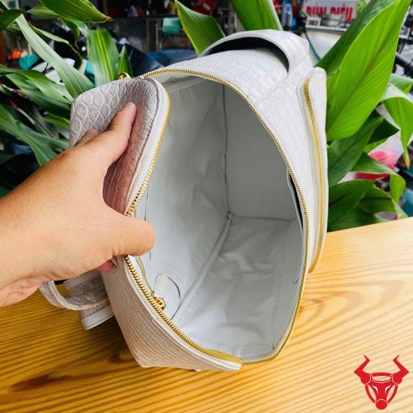 Balo da bụng cá sấu DLAA8 màu bạch tạng phong cách thượng lưu.