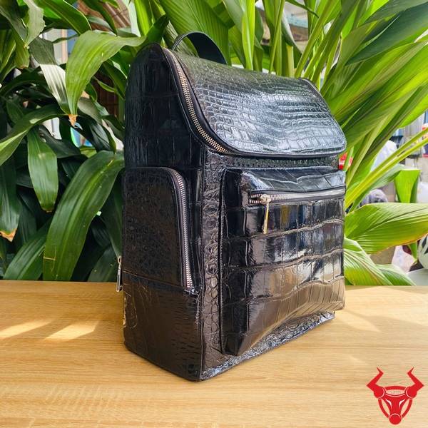 Balo Da Cá Sấu DLA8 Tiện Dụng Và Rộng Rãi Balo du lịch da cá sấu DLA8 màu đen tiện dụng hằng ngày.