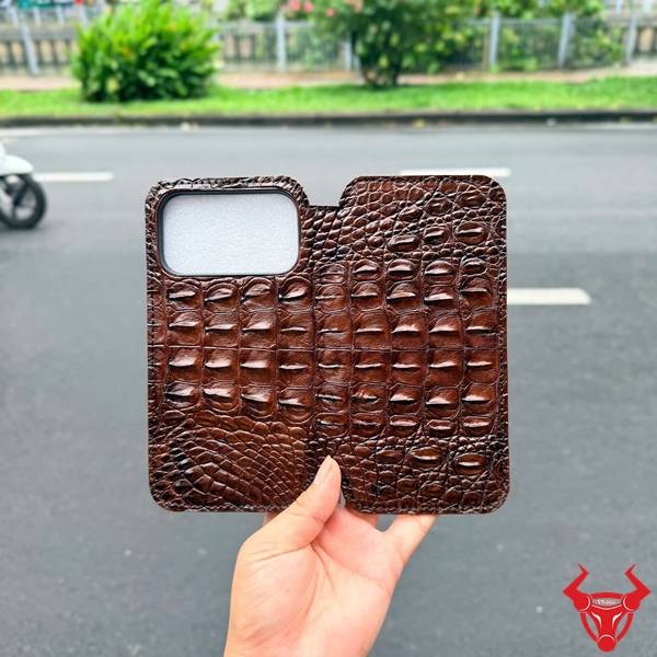 Ốp Da iPhone 17 Pro Max Hở Góc Da Cá Sấu Màu Nâu Đất Cao Cấp Bao da iPhone 17 Pro Max da cá sấu gai lưng màu nâu đất với thiết kế hở góc sang trọng.