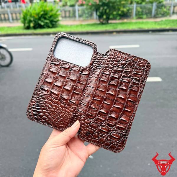Bao Da iPhone 17 Pro Max Da Cá Sấu Thật Màu Nâu Đất Sang Trọng Bao da iPhone 17 Pro Max ELCA1-A da cá sấu gai lưng màu nâu đất sang trọng.
