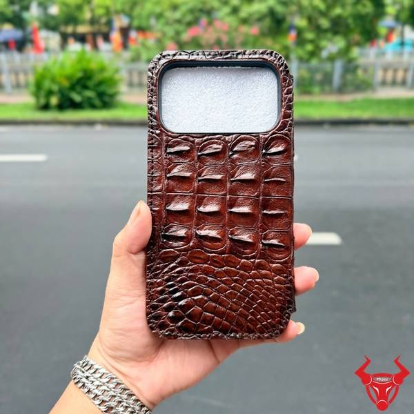 Bao Da Cá Sấu Gai Lưng iPhone 17 Pro Max ELCA1-A Đẳng Cấp Bao da cá sấu gai lưng ELCA1-A màu nâu đất dành cho iPhone 17 Pro Max.