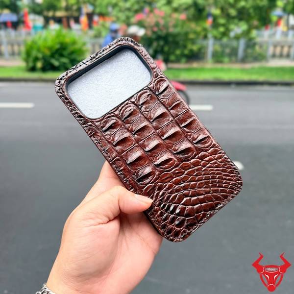 Bao Da iPhone 17 Pro Max ELCA1-A Da Cá Sấu Cao Cấp Thời Trang Bao da iPhone 17 Pro Max hở góc màu nâu đất từ da cá sấu gai lưng cao cấp.