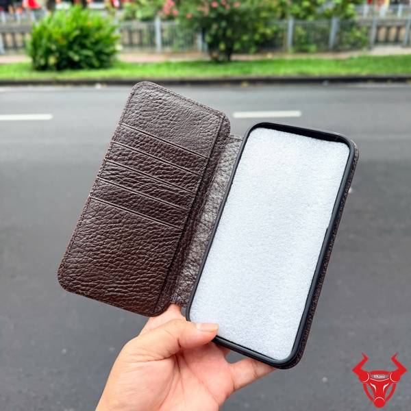 Bao Da iPhone 17 Pro Max Hở Góc Da Cá Sấu Nâng Tầm Phong Cách Bao da iPhone 17 Pro Max da cá sấu thật ELCA1-A màu nâu đất đẳng cấp.