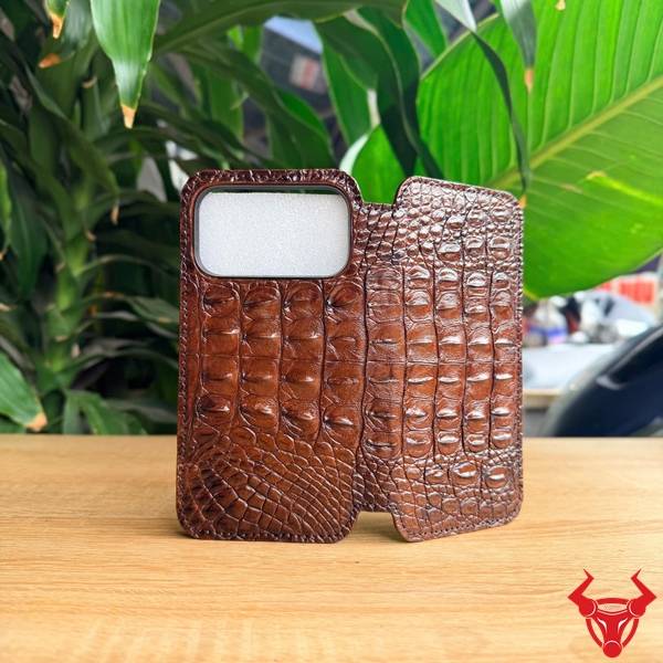 Bao Da iPhone 17 Pro Max Da Cá Sấu Gai Lưng ELCA1-A Màu Nâu Đất Bao da iPhone 17 Pro Max hở góc da cá sấu gai lưng ELCA1-A màu nâu đất cao cấp.