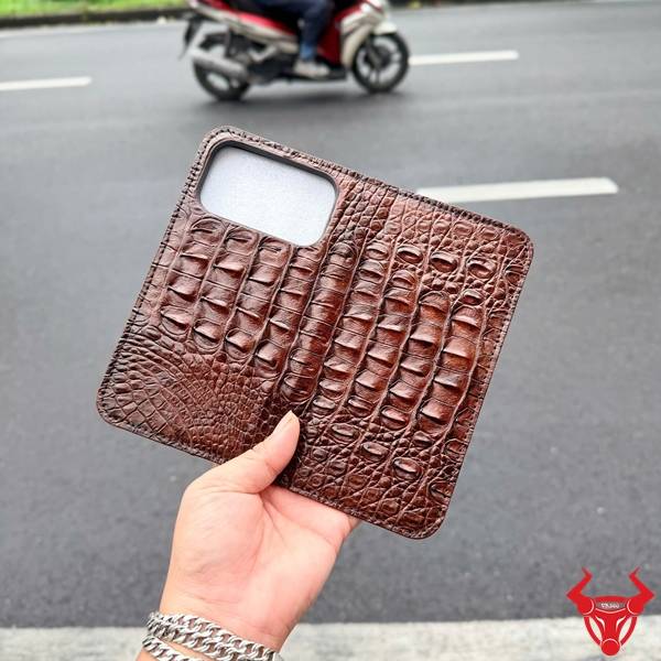 Bao Da Cá Sấu Gai Lưng iPhone 17 Pro Max ELCA1 Màu Nâu Đất Bao da iPhone 17 Pro Max ELCA1 da cá sấu gai lưng màu nâu đất sang trọng.