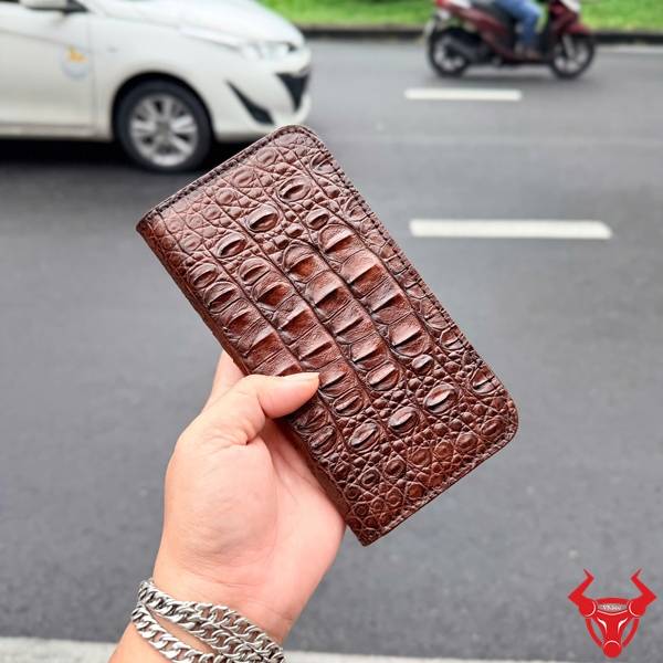 Bao Da iPhone 17 Pro Max Da Cá Sấu Thật ELCA1 Cao Cấp Bao da cá sấu thật ELCA1 màu nâu đất dành cho iPhone 17 Pro Max cao cấp.