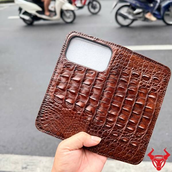 Bao Da iPhone 17 Pro Max ELCA1 Da Cá Sấu Gai Lưng Đẳng Cấp Bao da iPhone 17 Pro Max ELCA1 bằng da cá sấu gai lưng màu nâu đất đẳng cấp.