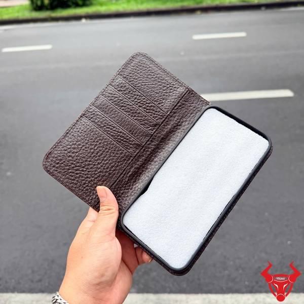 Bao Da Cá Sấu iPhone 17 Pro Max Màu Nâu Đất Chính Hãng Cao Cấp Bao da iPhone 17 Pro Max ELCA1 da cá sấu gai lưng màu nâu đất với vẻ đẹp sang trọng.