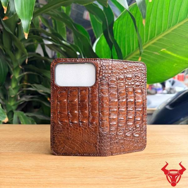 Bao Da iPhone 17 Pro Max Da Cá Sấu Gai Lưng ELCA1 Thời Trang Bao da cá sấu gai lưng iPhone 17 Pro Max ELCA1 màu nâu đất với thiết kế cao cấp và tinh tế.