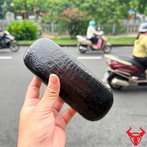 Hộp Đựng Mắt Kính Da Cá Sấu Màu Đen Đẳng Cấp Thời Trang Hộp đựng mắt kính bọc da cá sấu màu đen dành cho người yêu phụ kiện cao cấp.
