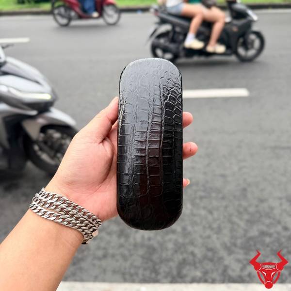 Hộp Đựng Kính Bọc Da Cá Sấu Màu Đen Phong Cách Hiện Đại Hộp đựng mắt kính da cá sấu màu đen với vẻ đẹp lịch lãm và sang trọng.