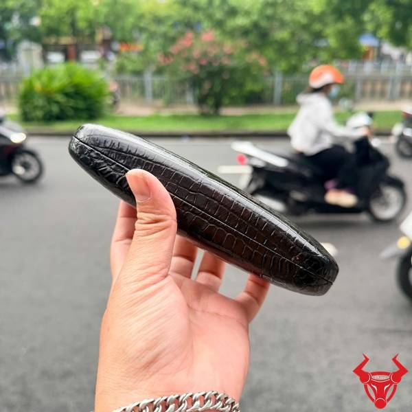 Hộp Đựng Mắt Kính Da Cá Sấu Màu Đen Bền Đẹp Cao Cấp Hộp đựng kính bọc da cá sấu màu đen với phong cách thanh lịch và hiện đại.