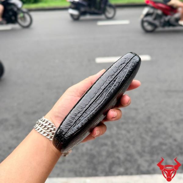 Phụ Kiện Hộp Đựng Mắt Kính Da Cá Sấu Màu Đen Sang Trọng Hộp đựng mắt kính da cá sấu màu đen với thiết kế tinh tế và đẳng cấp.