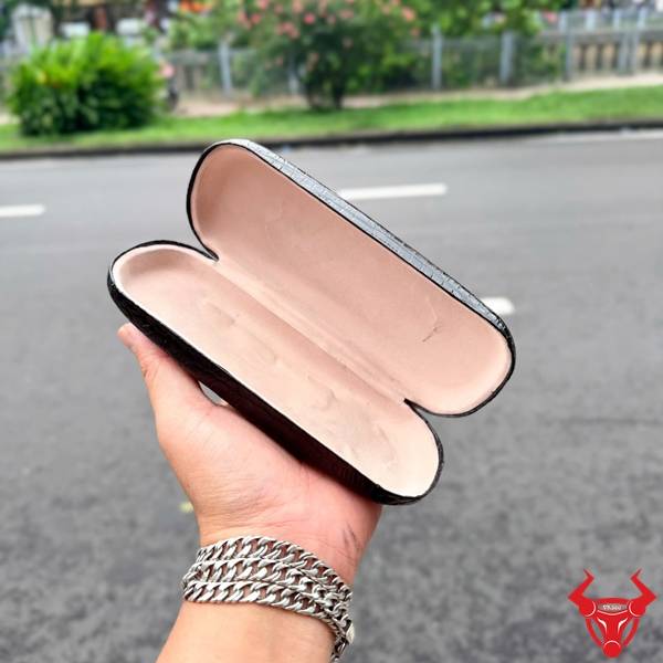 Hộp Đựng Mắt Kính Bọc Da Cá Sấu Màu Đen Khác Biệt Và Tinh Tế Hộp đựng mắt kính da cá sấu màu đen sang trọng với thiết kế cao cấp và hiện đại.