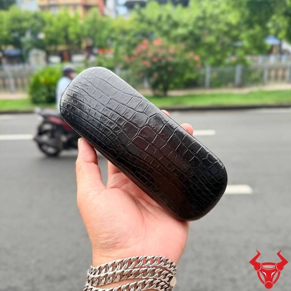 Hộp Đựng Mắt Kính Bọc Da Cá Sấu Màu Đen Cao Cấp Hộp đựng mắt kính bọc da cá sấu màu đen với thiết kế sang trọng, cao cấp và tinh tế.