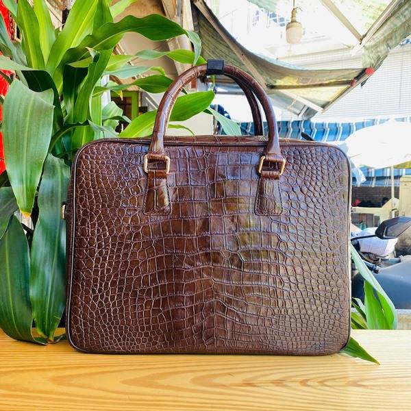Cặp Xách Nam Da Cá Sấu Màu Nâu Đất Dành Cho Doanh Nhân Cặp xách da bụng cá sấu CSA8 màu nâu đất dành cho doanh nhân.