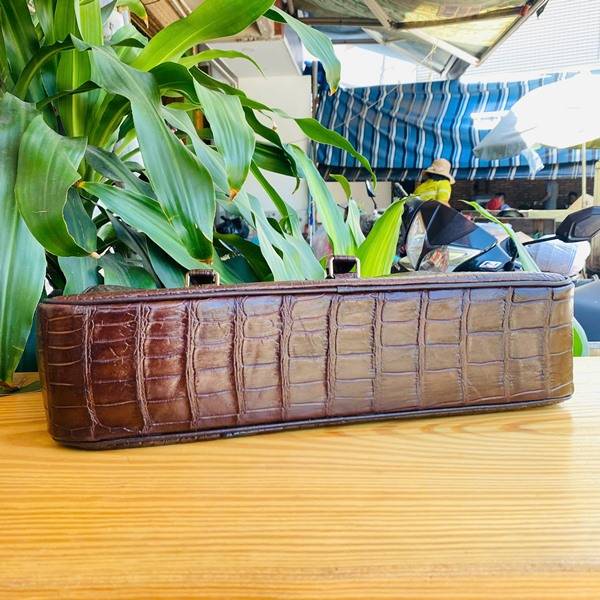 Cặp Xách Nam Da Cá Sấu Màu Nâu Đất Chính Hãng Cặp xách da bụng cá sấu CSA8 màu nâu đất cao cấp với thiết kế rộng rãi.