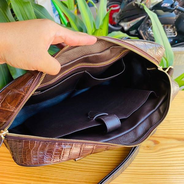 Cặp Xách Da Bụng Cá Sấu CSA8 Màu Nâu Đất Sang Trọng Cặp xách nam da bụng cá sấu CSA8 màu nâu đất nhiều ngăn chứa.