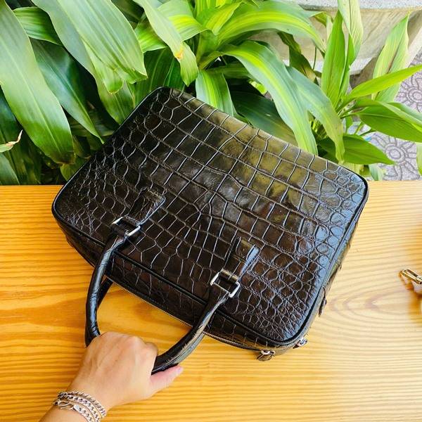 Cặp Xách Da Bụng Cá Sấu CSA8 Màu Đen Sang Trọng Cặp xách da bụng cá sấu CSA8 màu đen dành cho doanh nhân.