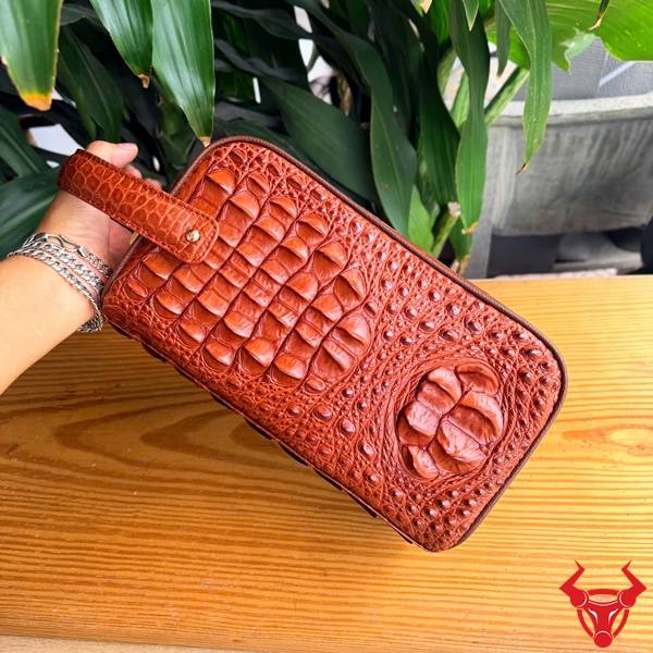 Túi clutch hộp da gù lưng cá sấu màu nâu đỏ sang trọng và đẳng cấp.
