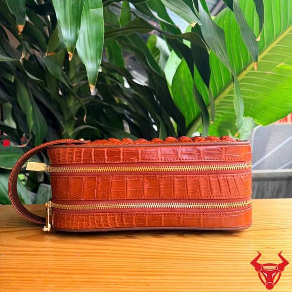 Clutch xách tay da gù lưng cá sấu CGA4 màu nâu đỏ thiết kế hiện đại.