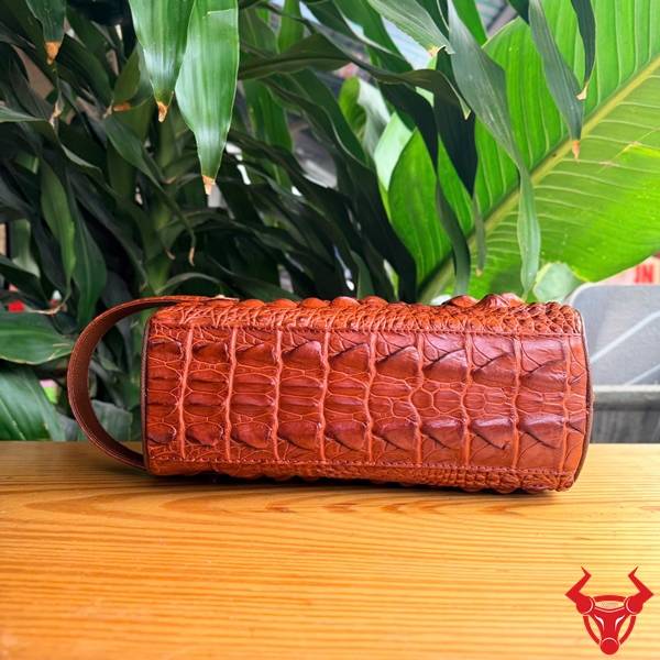 Clutch hộp da gù lưng cá sấu màu nâu đỏ cao cấp và tinh tế.