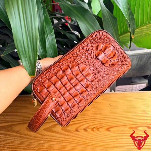 Túi clutch da gù lưng cá sấu CGA4 màu nâu đỏ chế tác tinh xảo.