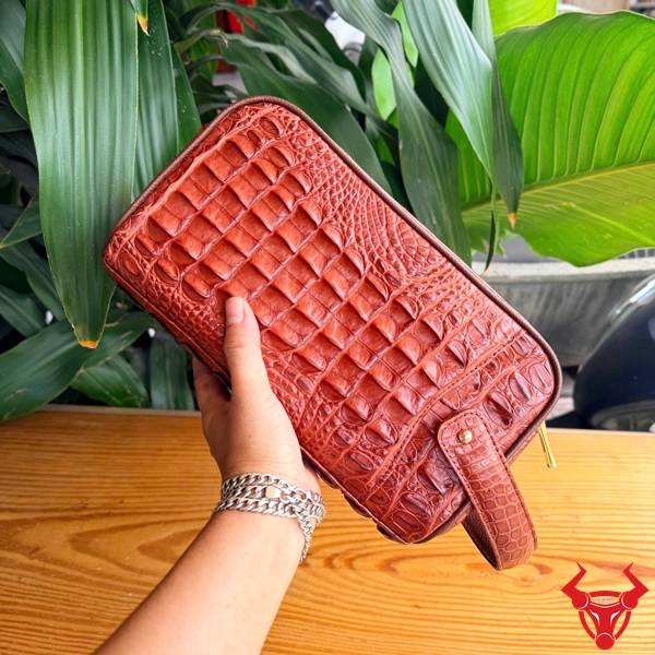 Clutch da gù lưng cá sấu CGA4 màu nâu đỏ nhiều không gian lưu trữ.