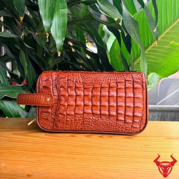 Clutch hộp da gù lưng cá sấu CGA4 màu nâu đỏ với đường gù tự nhiên.