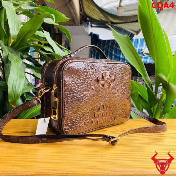 Túi Golf size lớn 2 ngăn kéo da cá sấu gù CQA4 màu nâu đất cao cấp.