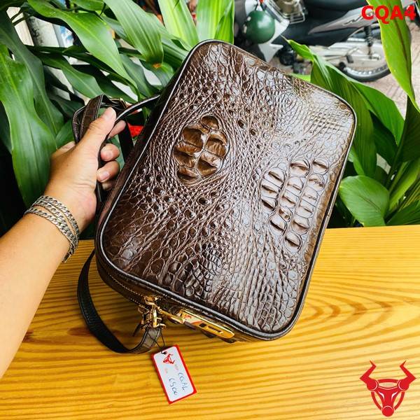 Túi Golf da cá sấu gù CQA4 màu nâu đất khóa vân tay bảo mật.