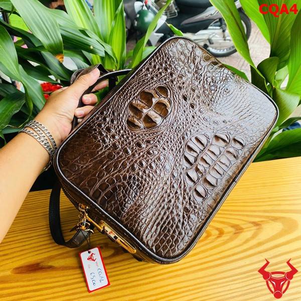 Túi Golf size lớn da gù cá sấu CQA4 màu nâu đất thiết kế hiện đại.