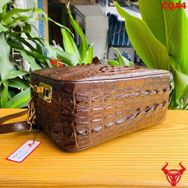 Túi Golf da gù cá sấu CQA4 màu nâu đất phong cách doanh nhân.