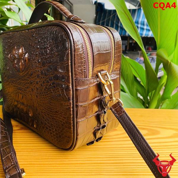 Túi Golf da gù cá sấu CQA4 màu nâu đất hoàn thiện tinh xảo.