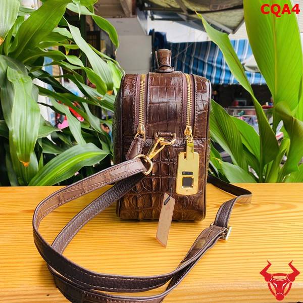 Túi Golf da gù cá sấu CQA4 màu nâu đất xách tay và đeo chéo.
