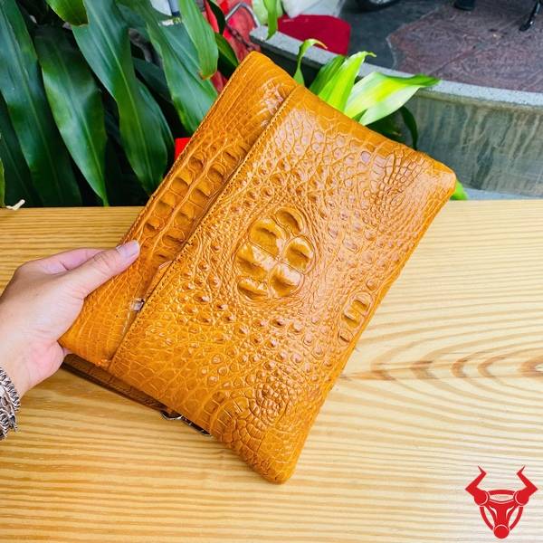 Ví Clutch Da Gù Cá Sấu CBDA4 Màu Vàng Cam Thời Trang Clutch da gù cá sấu CBDA4 màu vàng cam thiết kế thanh lịch nhiều ngăn.